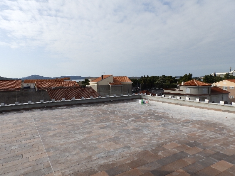 Toit-terrasse avec belle vue sur les environs jusqu'à la mer.