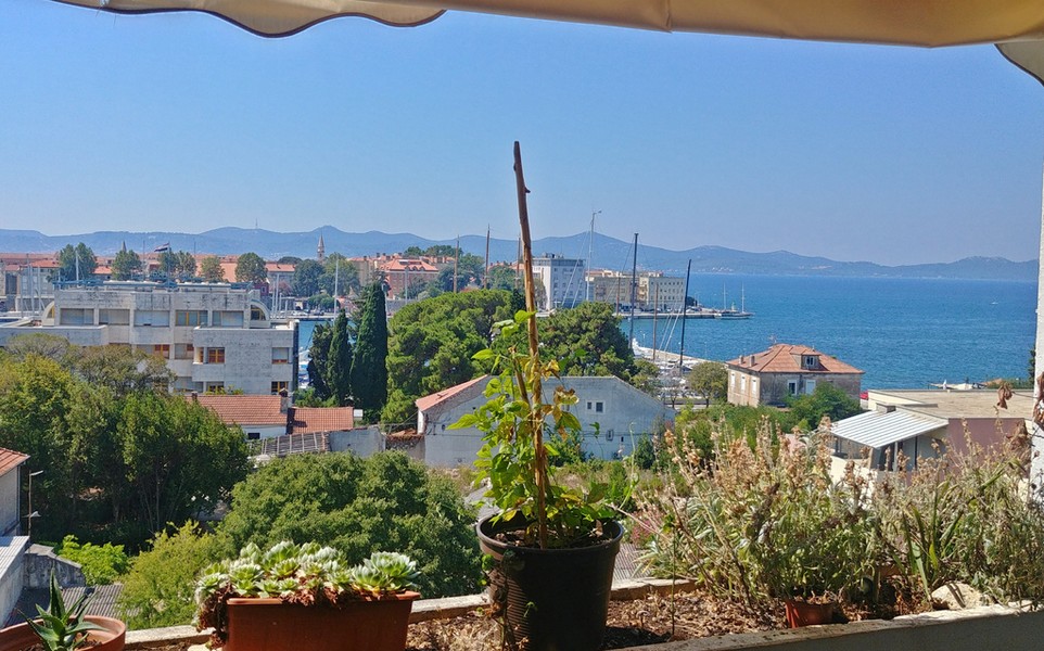 Vue depuis la terrasse sur Zadar, le port et la mer
