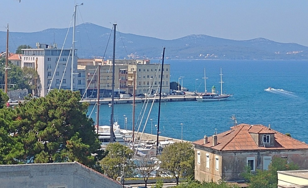 Vue sur le port de Zadar, la mer et les montagnes
