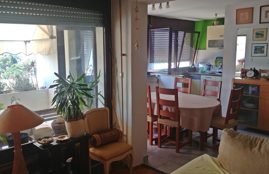 Vue sur le coin repas et la cuisine du bien.