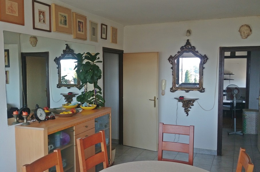 Coin repas et vue sur le couloir.