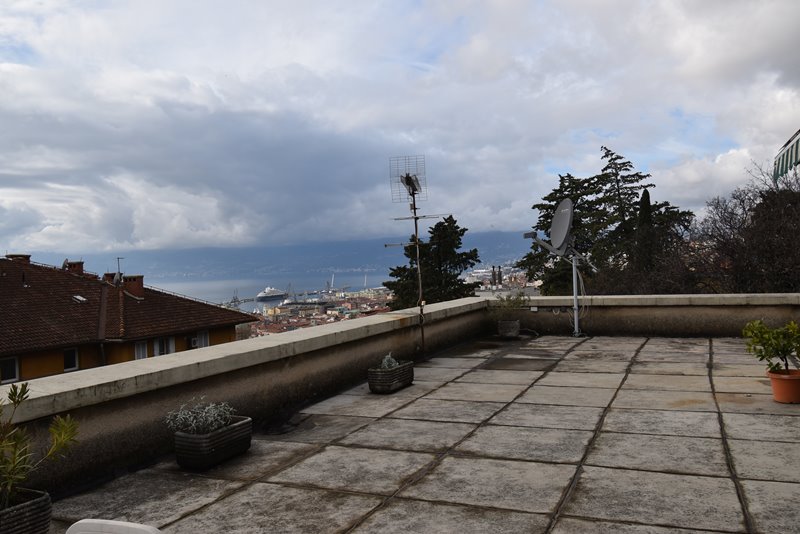 Vue depuis le toit-terrasse sur la ville et la mer - appartement A1814 à Rijeka, Croatie, à vendre. Panorama Scouting.