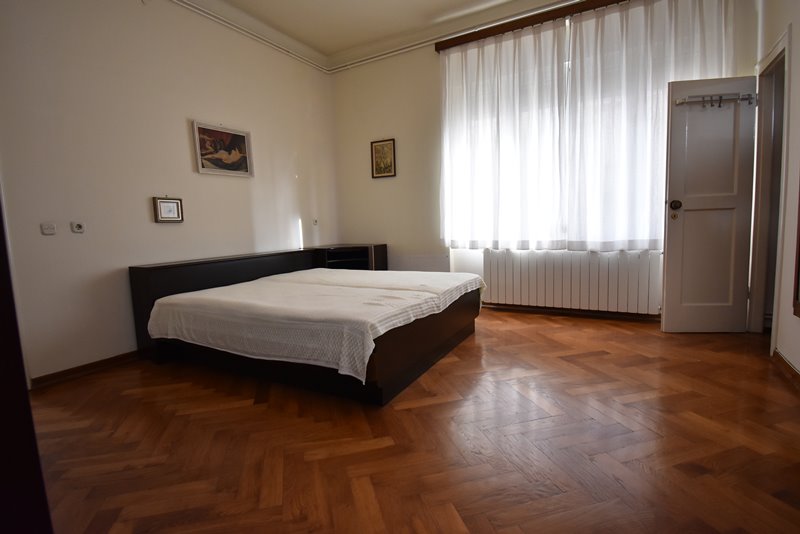 La chambre spacieuse avec salle de bains.