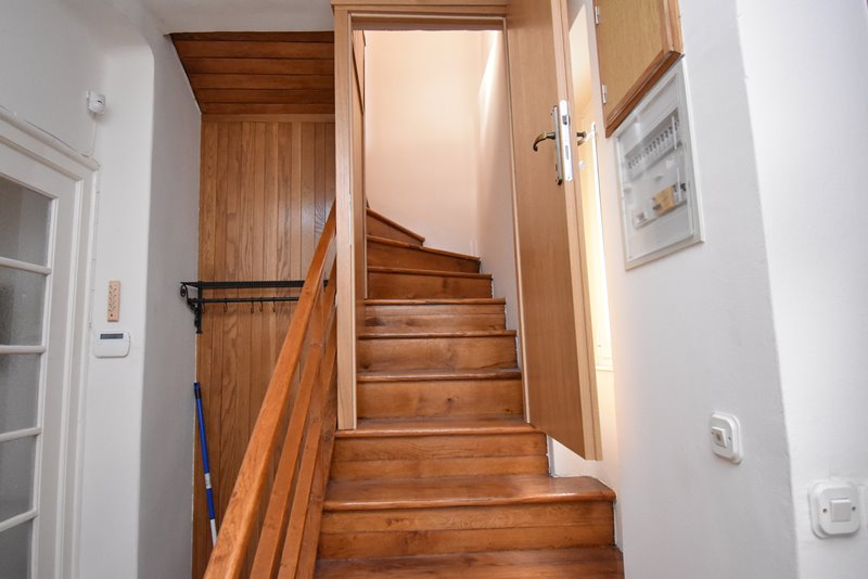 Des escaliers mènent au deuxième niveau de l'appartement A1814, à vendre à Rijeka.