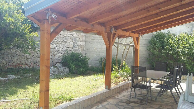 Le jardin et la terrasse couverte.