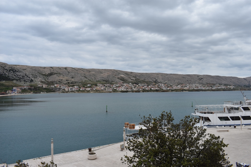 Vue sur la baie de Pag, le village et le ferry