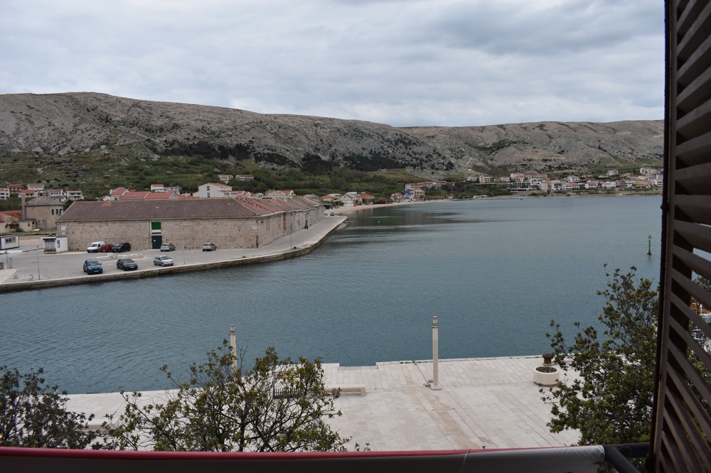 Vue depuis la fenêtre sur la baie et la pente karstique