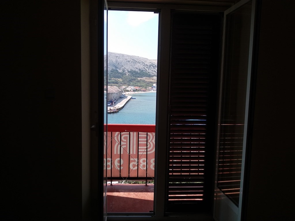 Vue du séjour sur la terrasse et la mer.
