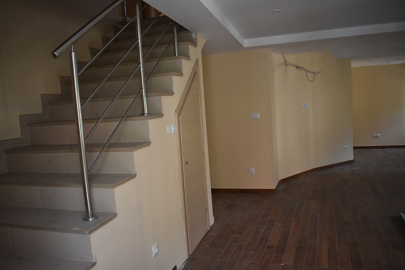 Des escaliers intérieurs mènent à l'étage supérieur de l'appartement A2069, Opatija, Croatie.
