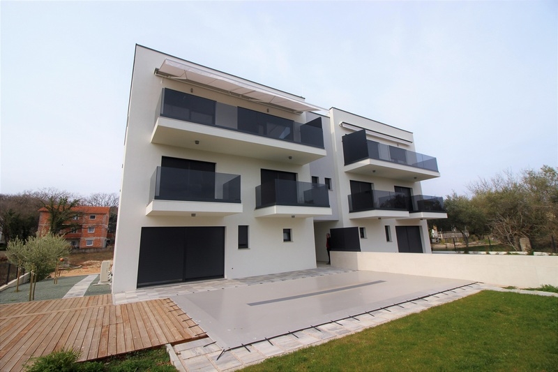 Appartement moderne au deuxième étage en Croatie sur Krk à Malinska à vendre.