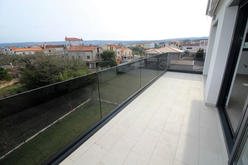 Terrasse avec vue sur la ville.