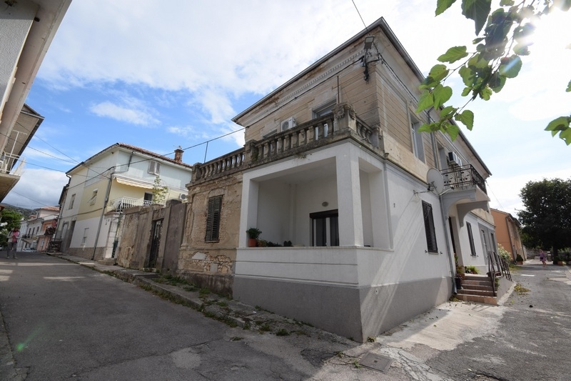 Ancienne villa - c'est ici que se trouve l'appartement A2149 à rénover, à vendre - Panorama Scouting.