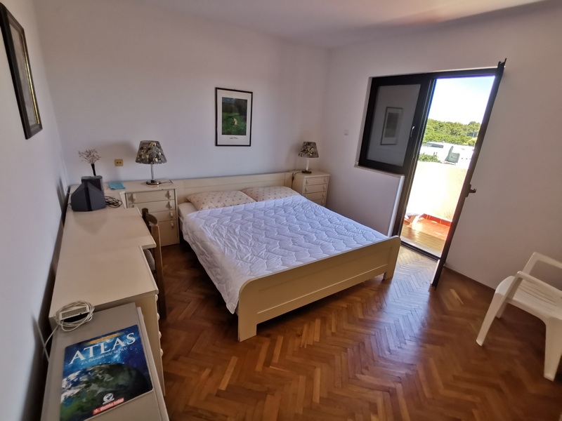 Chambre avec accès à la terrasse.