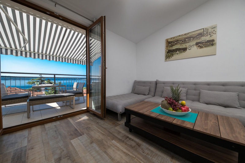 Salon avec vue mer.