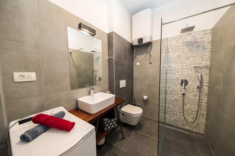 Salle de bains moderne de l'appartement A2167, Crikvenica, Croatie - Panorama Scouting.