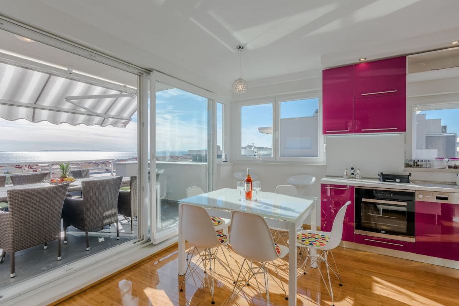 Coin repas avec vue mer panoramique - appartement A2195 à vendre à Novalja, Croatie.