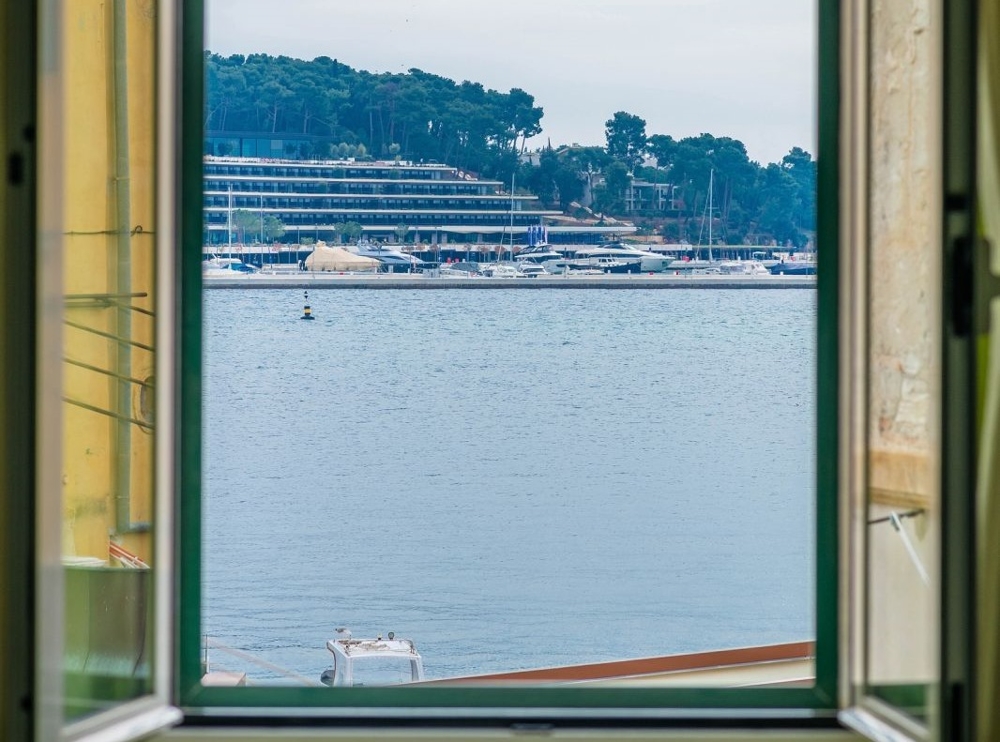 Vue depuis la fenêtre sur le port de Rovinj avec voiliers