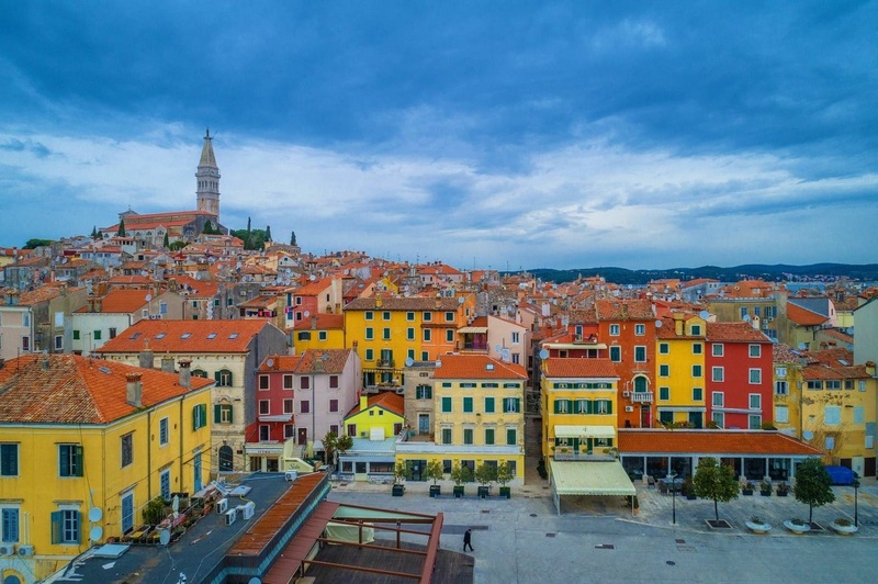 Vue panoramique sur la vieille ville de Rovinj avec toits rouges et port