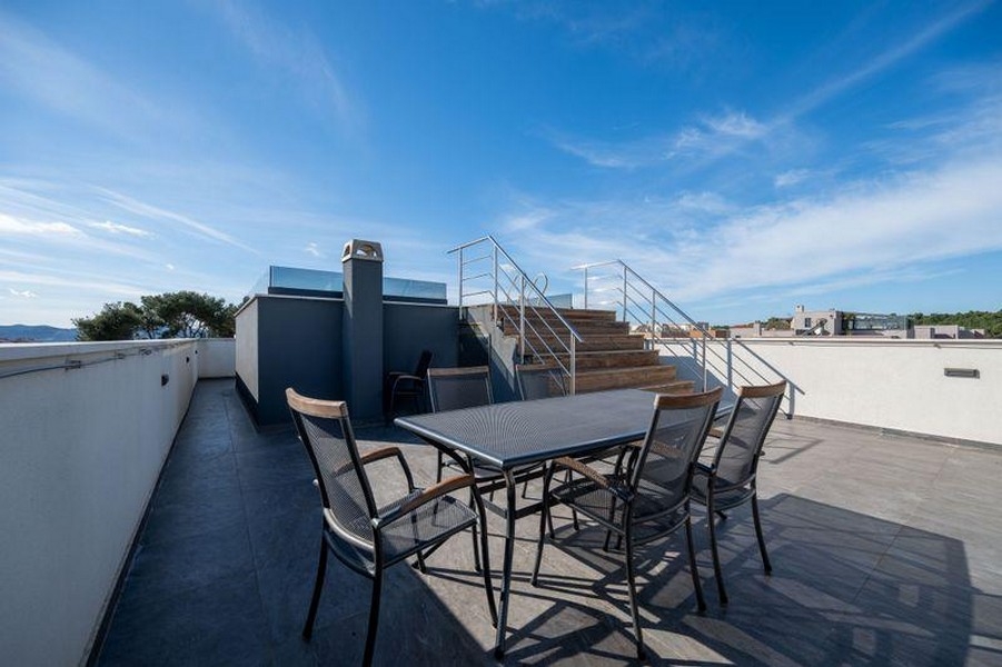 Toit-terrasse avec coin salon et vue sur Zadar