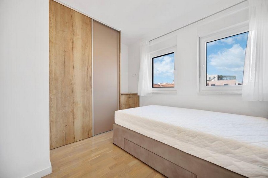 Chambre avec lit simple et placard intégré