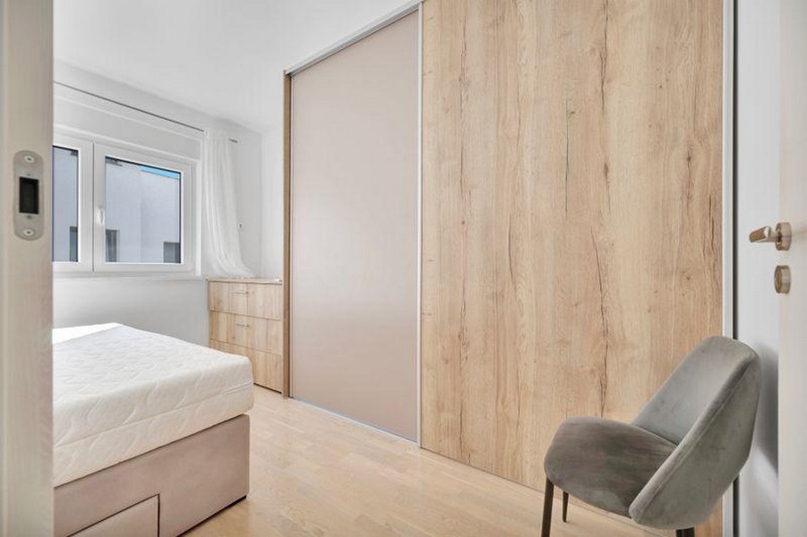 Chambre avec lit et placard à portes coulissantes