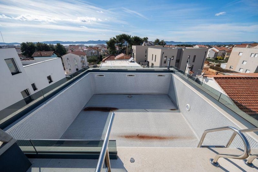 Piscine commune sur le toit de la résidence