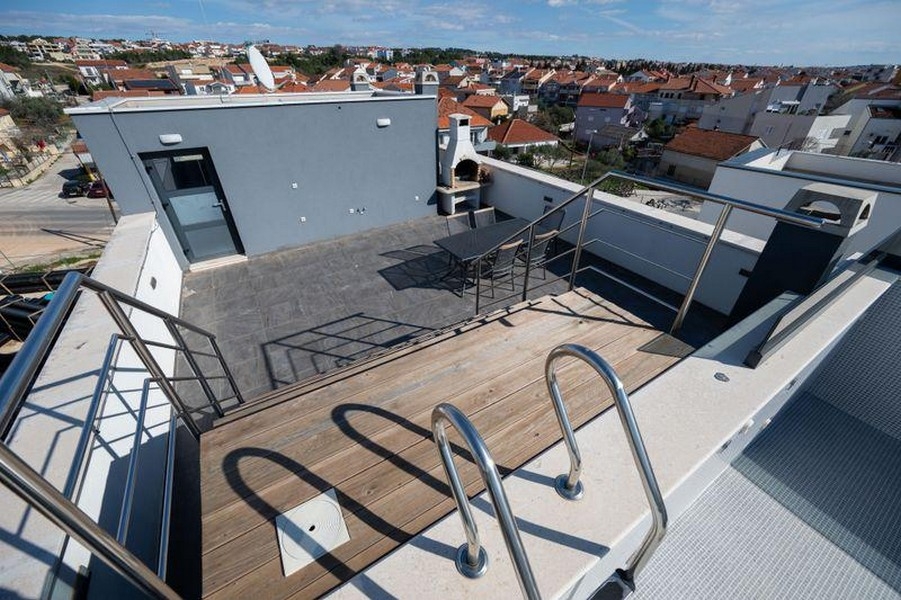 Toit-terrasse avec piscine et vue sur Zadar en Croatie