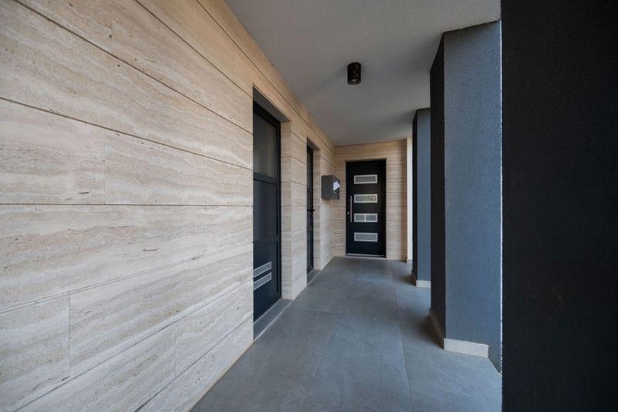 Entrée de l'immeuble avec revêtement en pierre naturelle
