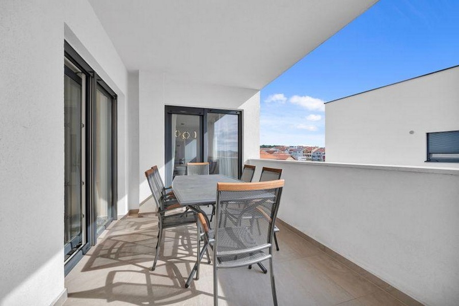 Balcon avec table et chaises
