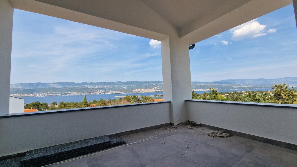 Terrasse couverte avec parapet et vue sur la baie et la côte