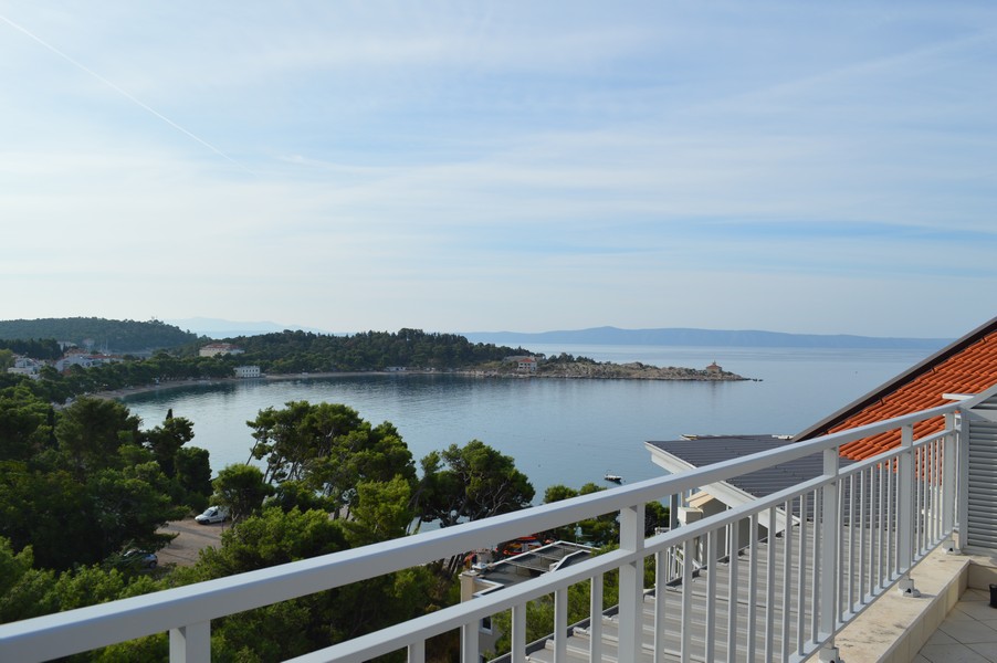 Vue depuis le balcon sur la baie de Makarska et la mer