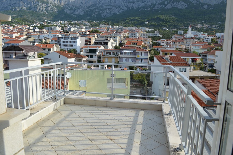 Toit-terrasse avec vue sur les toits jusqu'aux montagnes