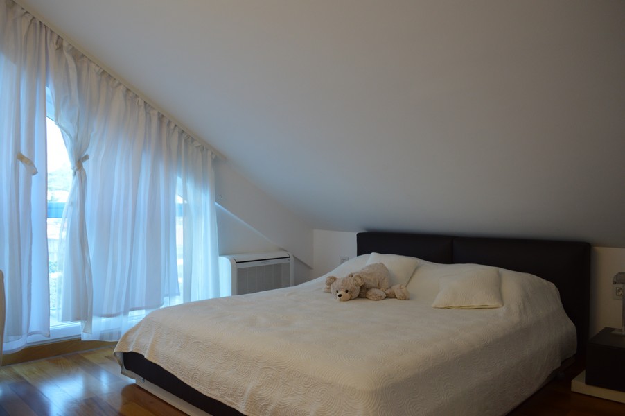 Chambre avec lit double et rideaux blancs
