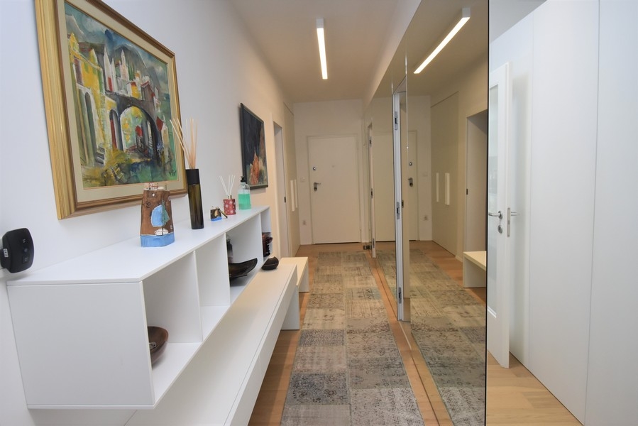Couloir avec buffet et tableaux