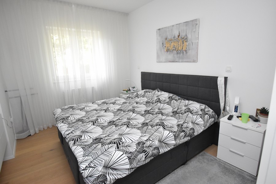 Chambre avec lit double et commode