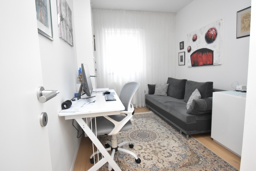 Bureau avec table de travail et canapé