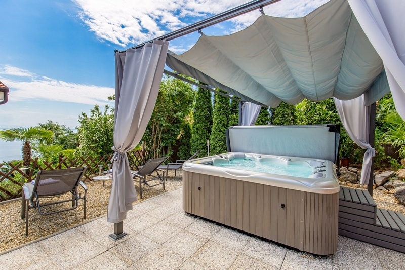 Jacuzzi sous la voile d'ombrage sur la terrasse