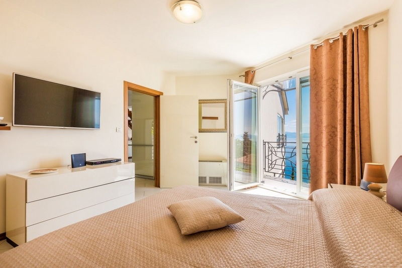 Chambre avec porte de balcon et vue sur l'eau