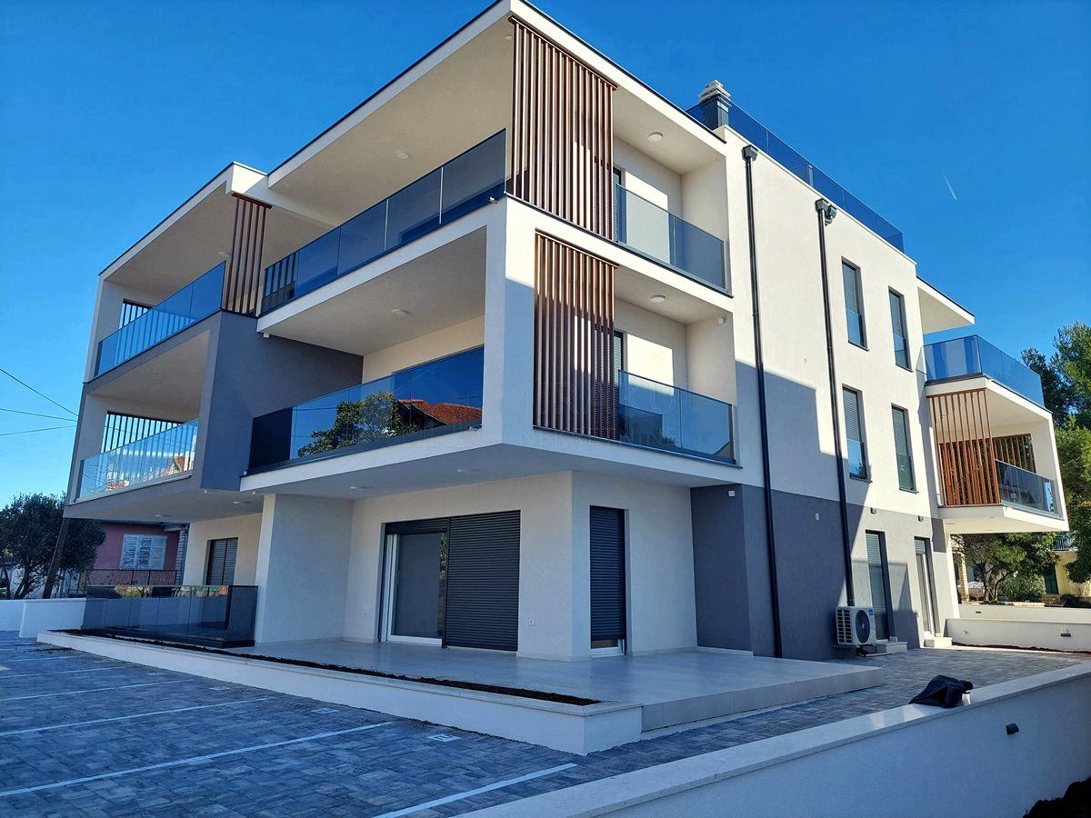 Immeuble d'habitation terminé avec lames de bois à Srima près de Vodice