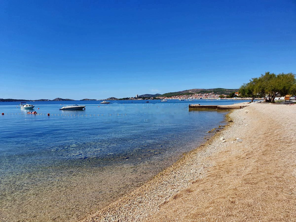 Baie près de Srima avec bateaux et plage de baignade