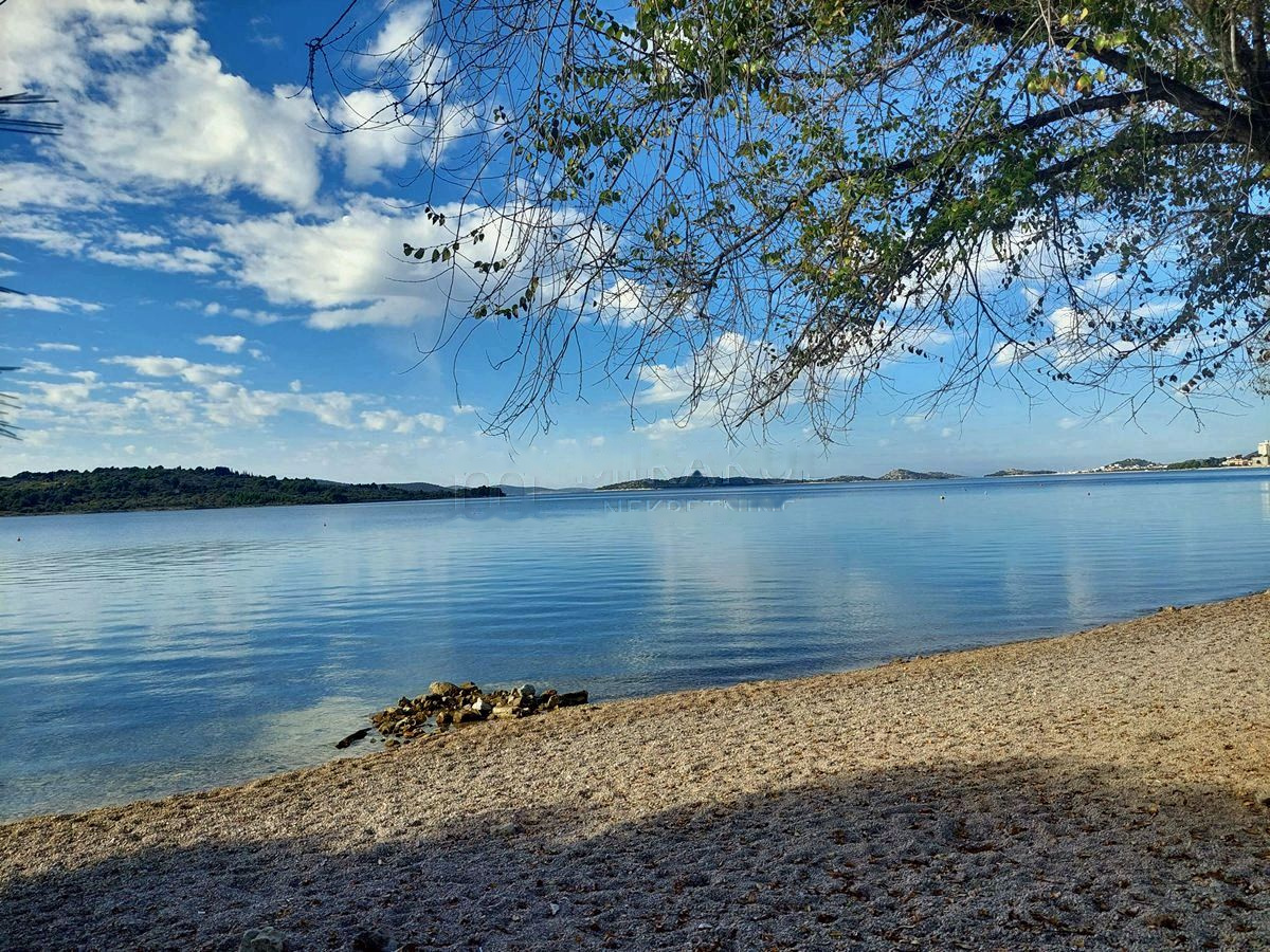 Plage de galets à Srima avec vue sur la mer