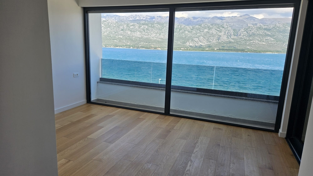 Séjour avec une vue magnifique sur la mer et le massif du Velebit.