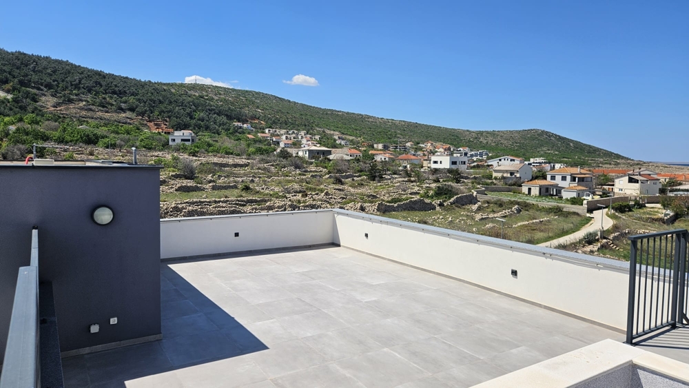 Toit-terrasse vide avec vue sur le versant et le village