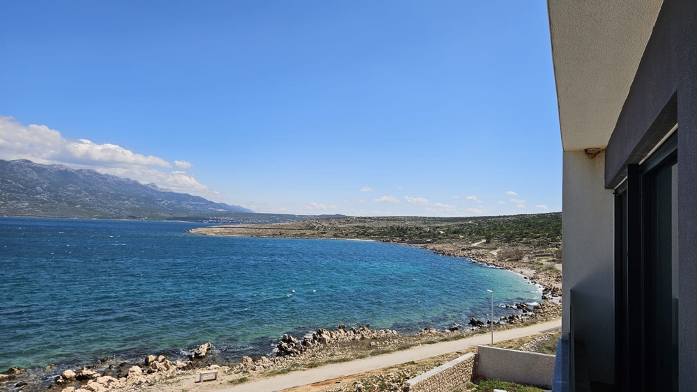 Piscine sur le toit-terrasse directement au bord de la mer.