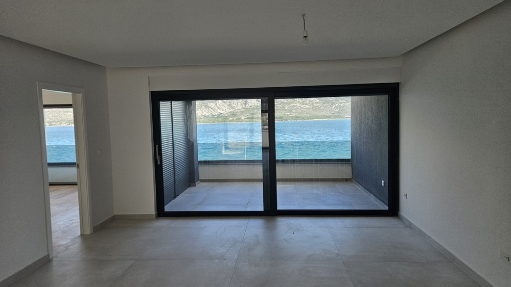 Vue mer depuis la terrasse moderne et couverte du bien A2382 près de Zadar en Croatie.