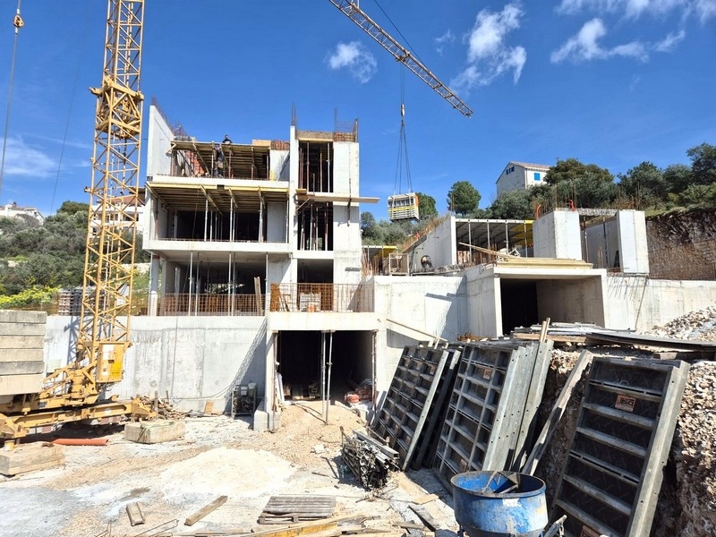 Chantier de l'immeuble d'appartements avec grue