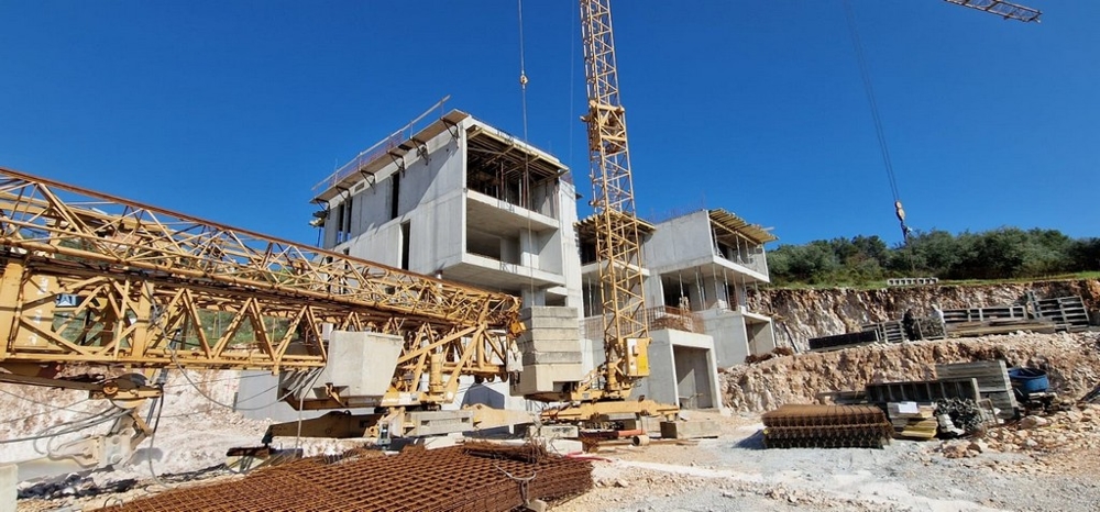 Chantier avec grue et gros œuvre sur la pente
