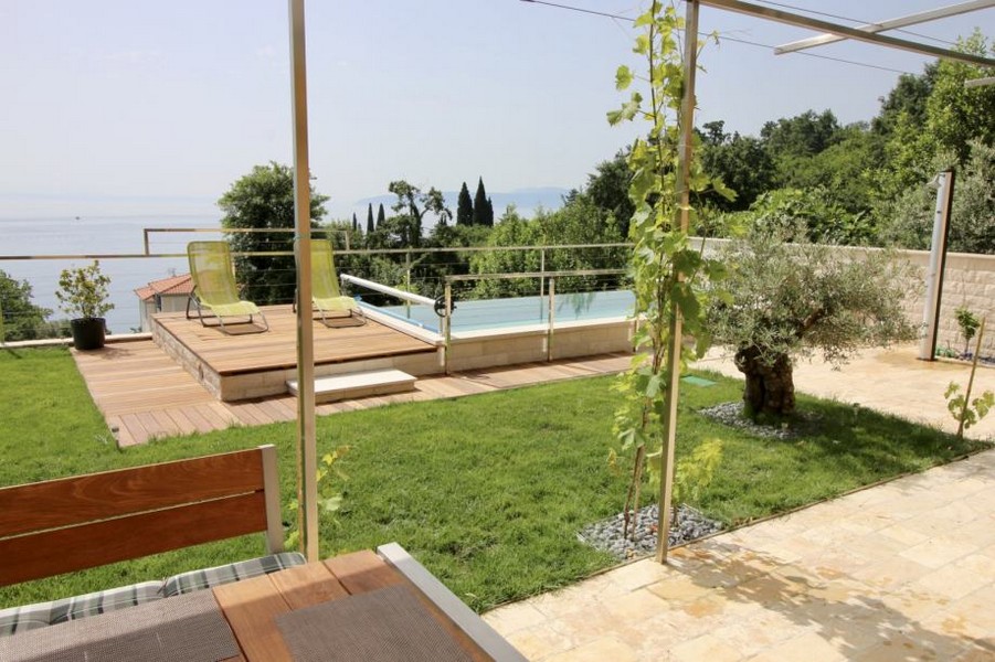 Jardin avec piscine et vue mer