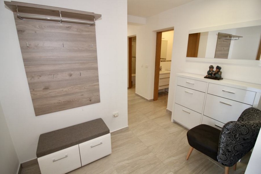 Couloir avec placards intégrés et banc
