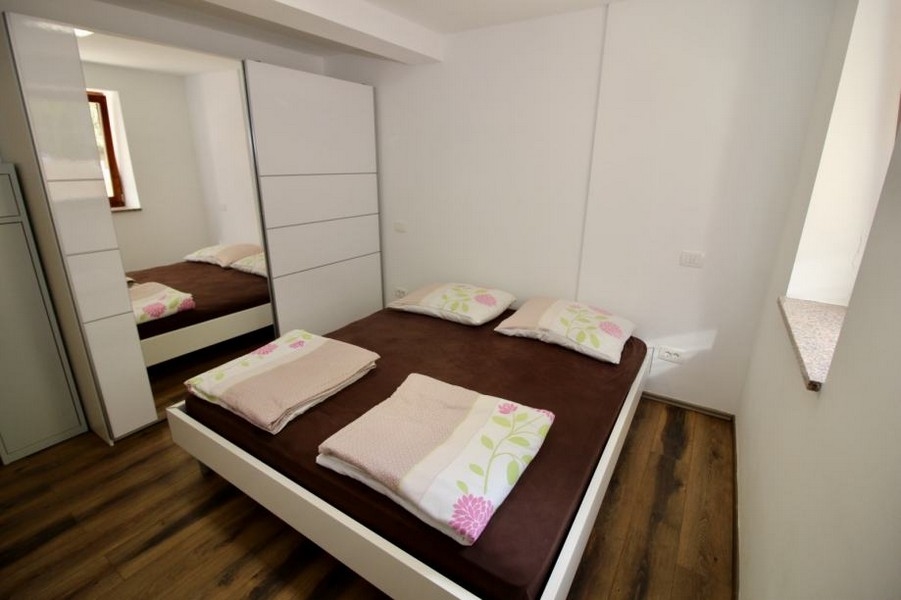 Chambre avec lit double et placard intégré